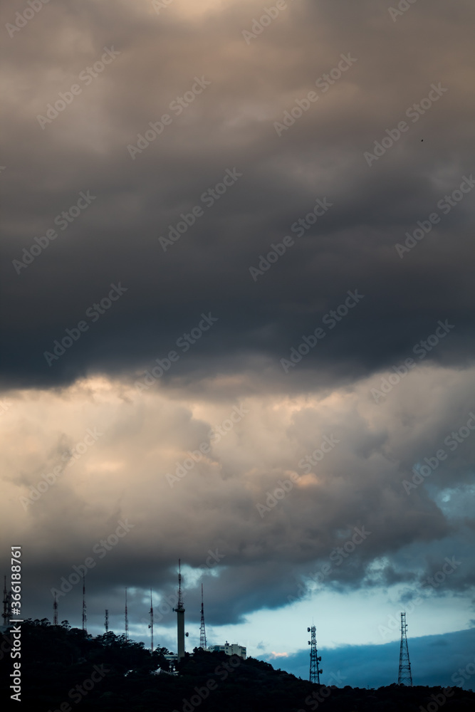 Céu escurecido pelas nuvens de tempestade na cidade de Florianópolis no Morro da Cruz