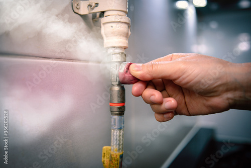 The act of locking the gas valve due to a gas leak.An image indicating the danger of gas.