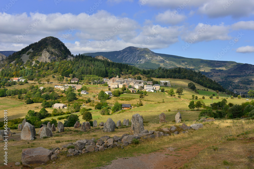 Borée (07310) au pied de sa roche, Ardèche en Auvergne-Rhône-Alpes, France