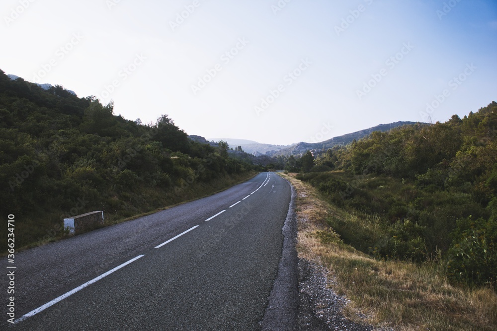 Une route dans les Corbières a l'aube, entre Lagrasse et Sigean, Departement de l'Aude, dans le sud de la France