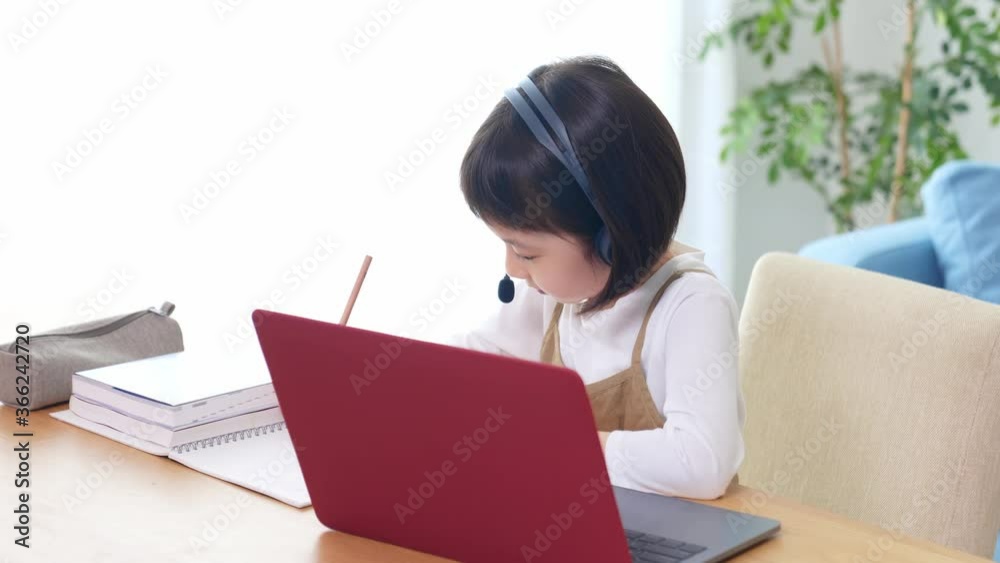 オンライン授業を受ける女の子 通信教育 オンライン授業を受ける女の子 通信教育
