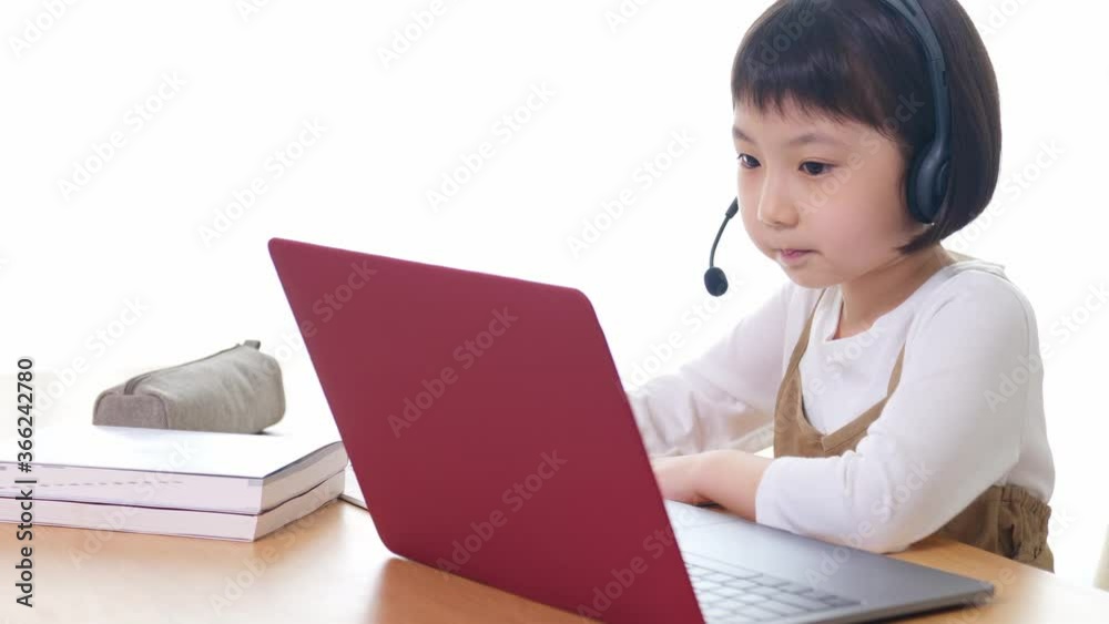 オンライン授業を受ける女の子 通信教育 オンライン授業を受ける女の子 通信教育
