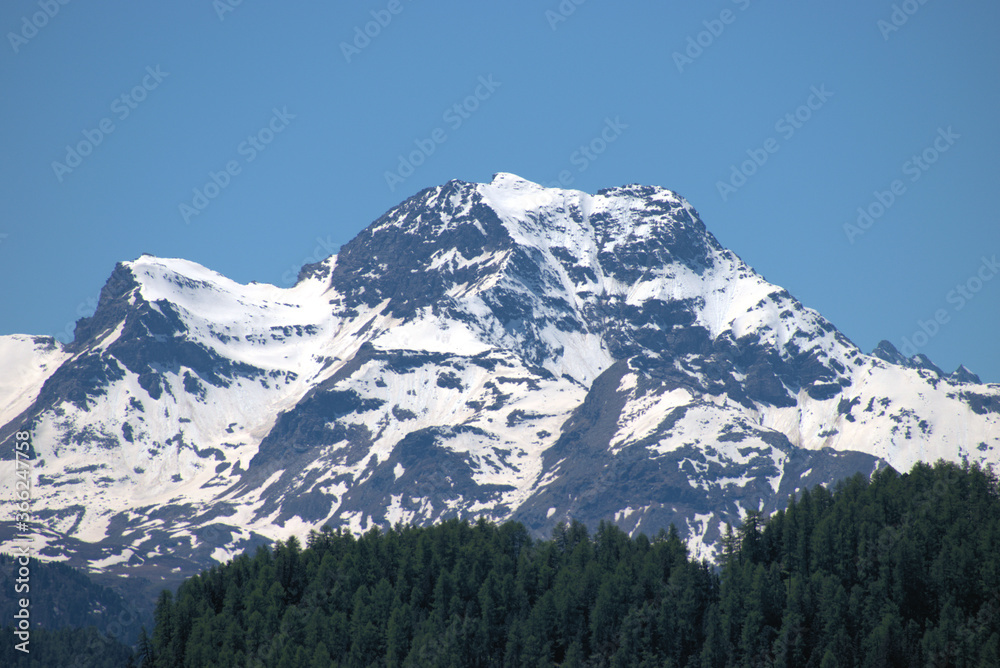 Fototapeta premium Berglandschaft im Engadin in der Schweiz 27.5.2020