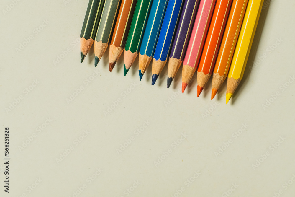 Buntstifte in allen Farben auf weißem Hintergrund aus Papier grafisch Buntstifte in allen Farben auf weißem Hintergrund aus Papier grafisch