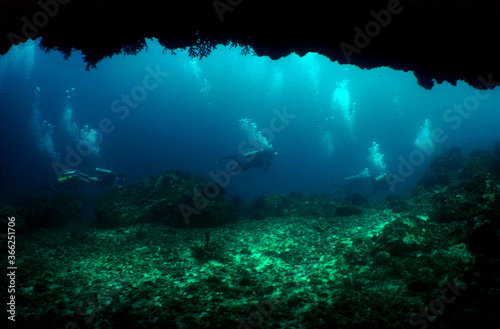 Foto underwater cave scuba divers caribbean sea Venezuela