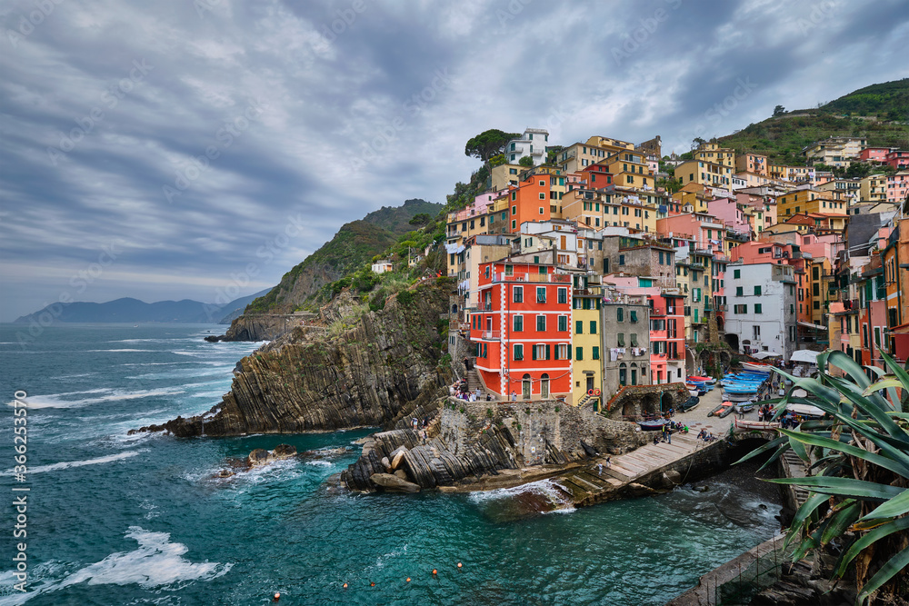 Fototapeta Miejscowość Riomaggiore popularnym miejscem turystycznym w Parku Narodowym Cinque Terre na Listę Światowego Dziedzictwa UNESCO, Liguria, Włochy w sztormowej pogodzie