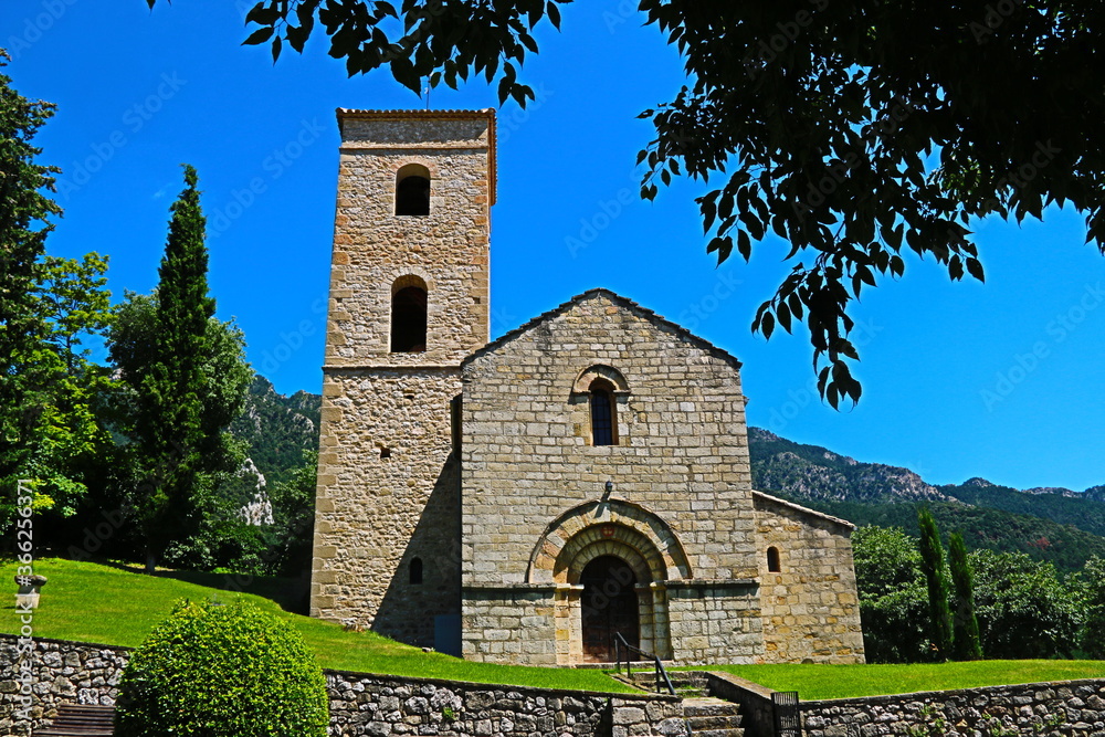 iglesia antigua en pequeño pueblo de montaña