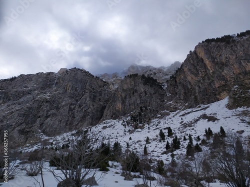 Canvastavla Montañas con nubes oscuras ( tipo señor de los anillos)