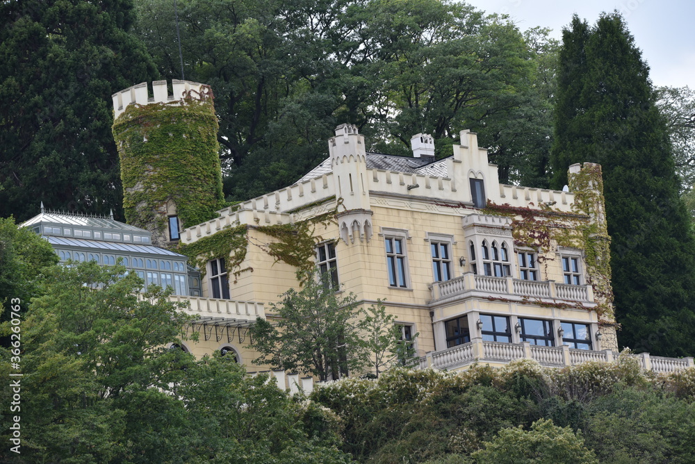 Gebäude am Rhein