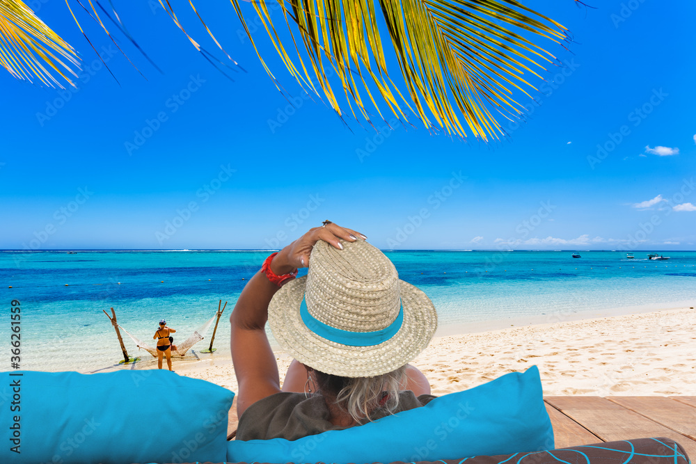 Femme au chapeau de sur plage du Morne, île Maurice Stock Photo | Adobe  Stock