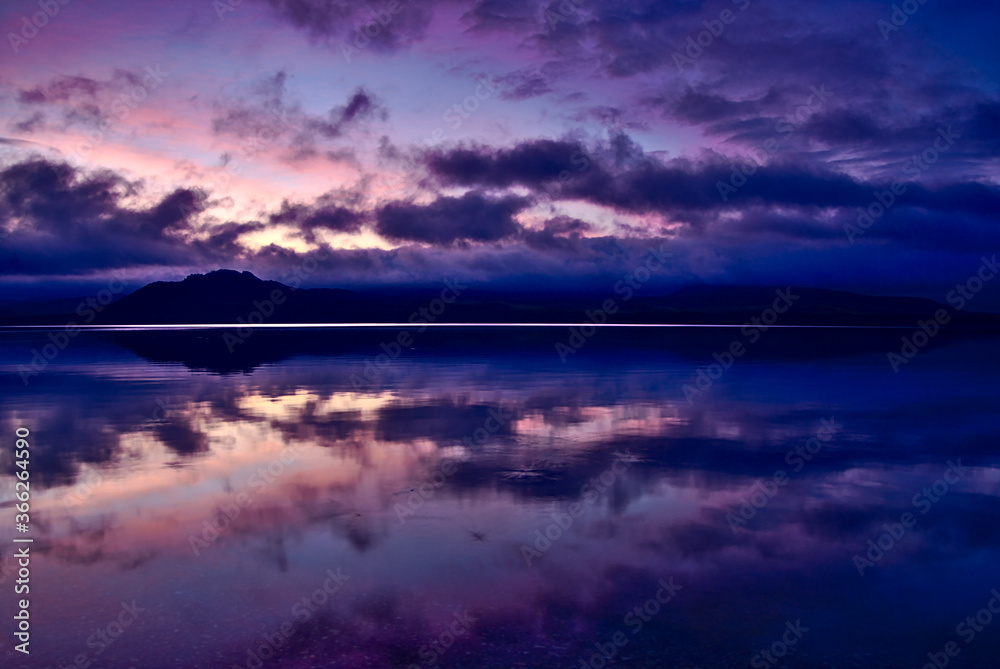 黄昏時の空を湖面に映す湖。屈斜路湖、北海道、日本。