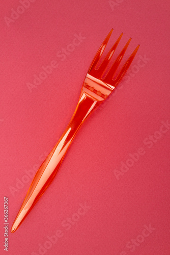 fourchette en plastique rouge sur fond rouge