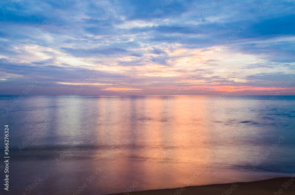 Obraz premium Colorful Sun Sky and reflections in water