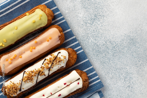 Foto Close up photo of fresh french eclair cake with icing