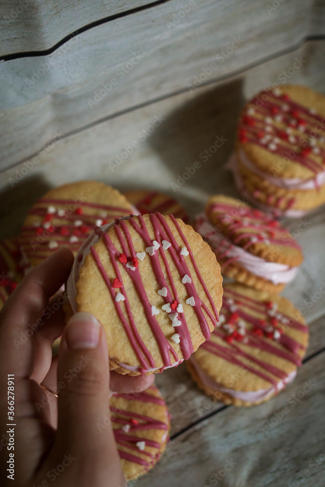 berry marshmallow between two cookies