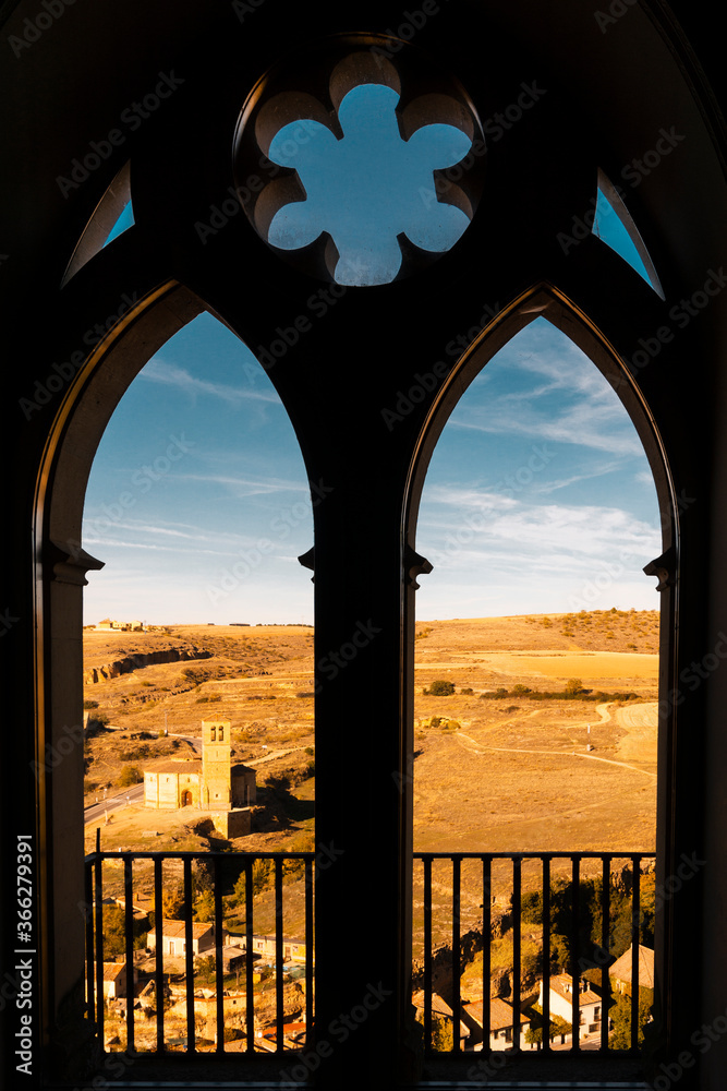 Vistas desde el Alcázar de Segovia tras una ventana de arco apuntado