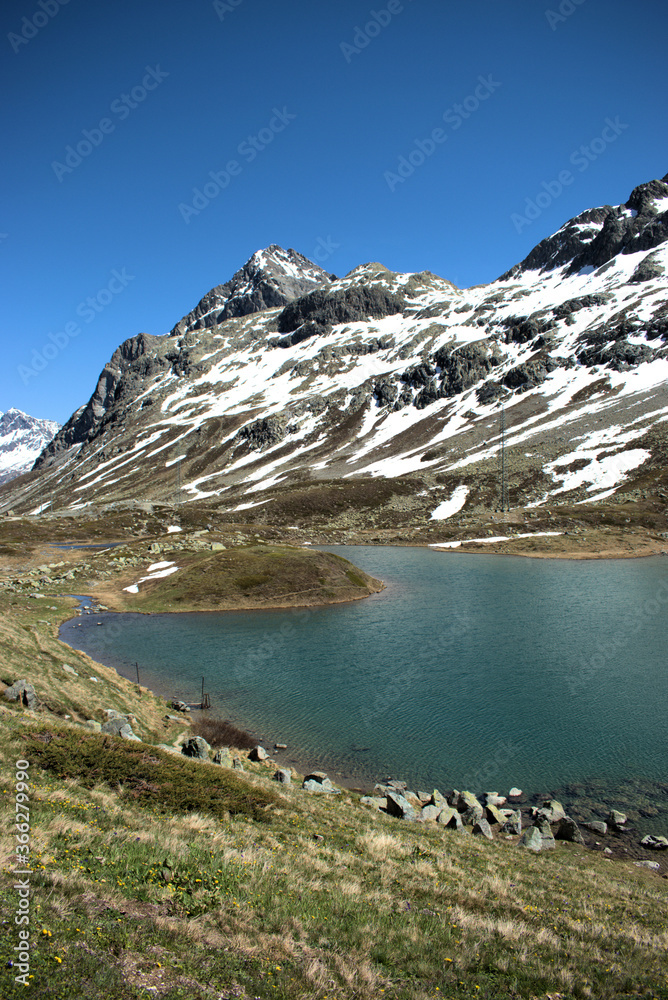 Kleiner Gebirgssee auf dem Julierpass in der Schweiz 27.5.2020