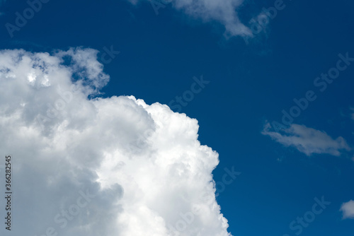 Obraz na płótnie Cumulus clouds in the blue sky during the day in Sunny weather w salonie