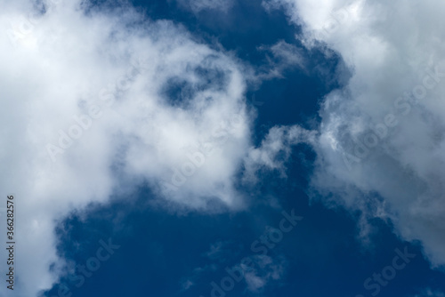 Obraz na płótnie Cumulus clouds in the blue sky during the day in Sunny weather w salonie