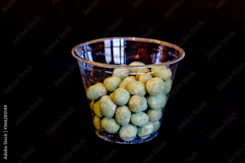 Billes de Wasabi - Photo de sushis, makis, california, chirashis, sashimis, temakis, yakitoris et plateaux sur fond noir Billes de Wasabi - Photo de sushis, makis, california, chirashis, sashimis, temakis, yakitoris et plateaux sur fond noir