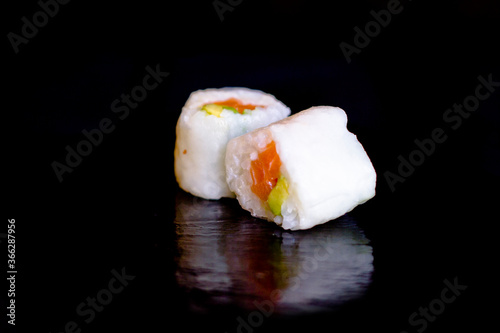 California rolls thon cru - Photo de sushis, makis, california, chirashis, sashimis, temakis, yakitoris et plateaux sur fond noir