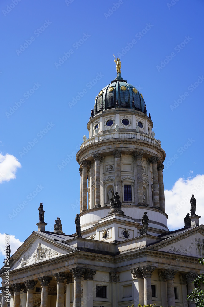 Der Französische Dom auf dem Gendarmenmarkt in Berlin Der Französische Dom auf dem Gendarmenmarkt in Berlin