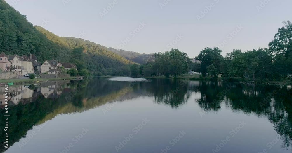 DRONE AU DESSUS DE Beaulieu sur Dordogne au levé de matin le long de la rivière doucement avec de la colorimétrie chapelle village de France beaucalmé, nuage, fleuve, eau, paysage, DRONE AU DESSUS DE Beaulieu sur Dordogne au levé de matin le long de la rivière doucement avec de la colorimétrie chapelle village de France beaucalmé, nuage, fleuve, eau, paysage,