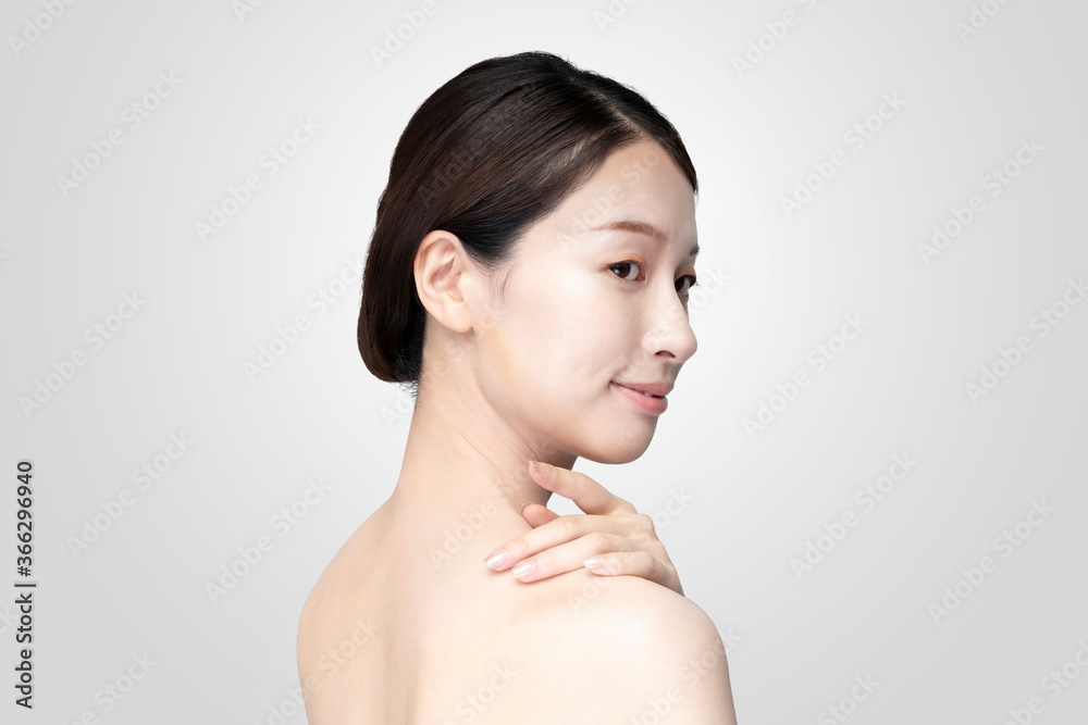 白い背景の前に立つ若い女性の横顔 白い背景の前に立つ若い女性の横顔