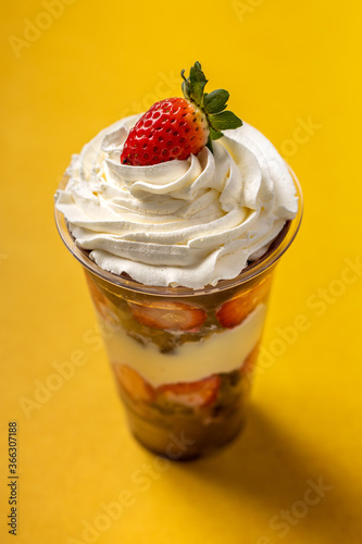 BROWNIE DE COPO MORANGO MILK SHAKE CHOCOLATE MORANGO C