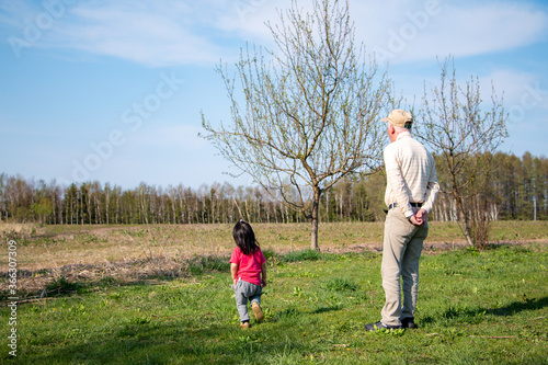 孫と散歩 © tmx_photo