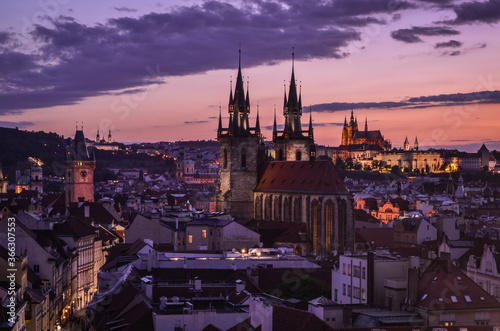 Cae la noche en la ciudad mágica de Praga.