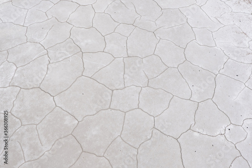 Vu des craquelures de secheresse du sol des marais salant apres evaporation de l'eau