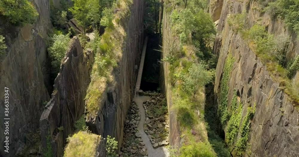 SURVOLE DRONE DES PANS DE TRAVASSAC A DONZENAC EN CORRÈZE AVEC UN BEAU TEMPS L'ETE, site naturelle protégé ardoisiers.