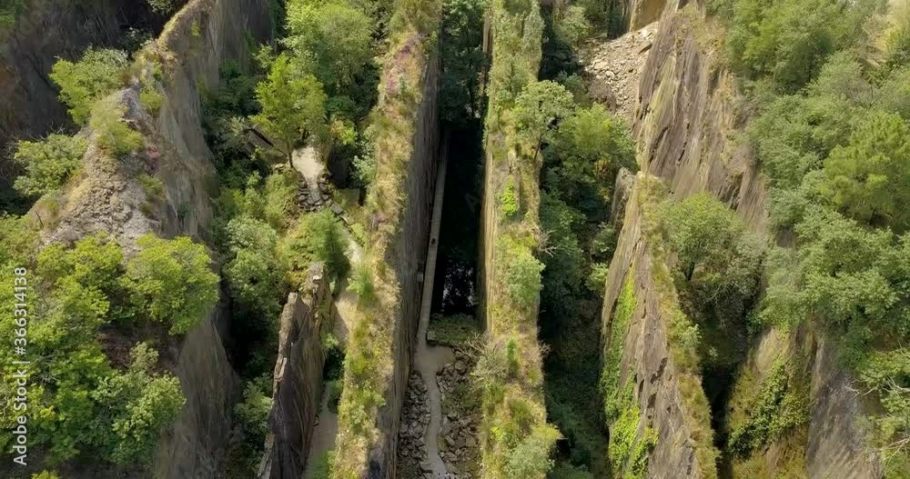 SURVOLE DRONE DES PANS DE TRAVASSAC A DONZENAC EN CORRÈZE AVEC UN BEAU TEMPS L'ETE, site naturelle protégé ardoisiers.