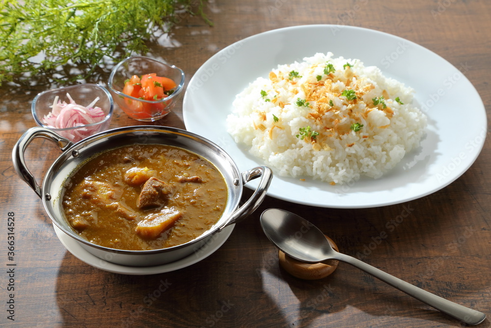 食卓のチキンカレーとサブジ