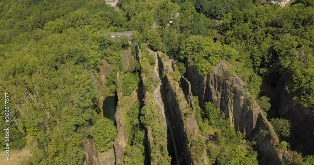 SURVOLE DRONE DES PANS DE TRAVASSAC A DONZENAC EN CORRÈZE AVEC UN BEAU TEMPS L'ETE, site naturelle protégé ardoisiers.