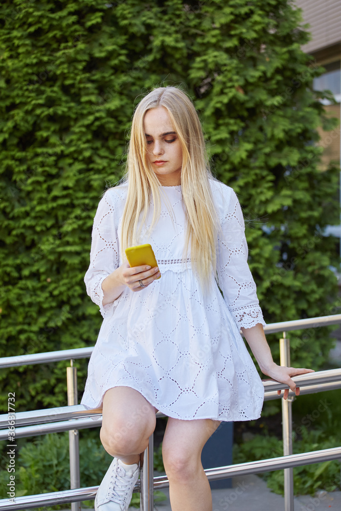 Naklejka premium girl with phone