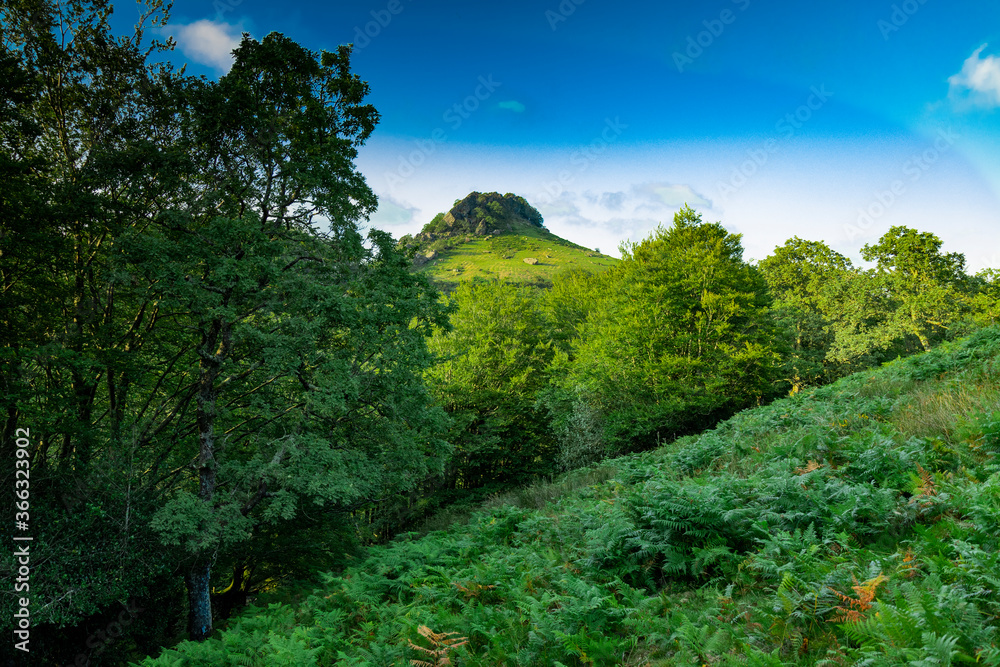 Paisajes de montes del Pais Vasco en la zona de Urnieta y Andoain, Adarra