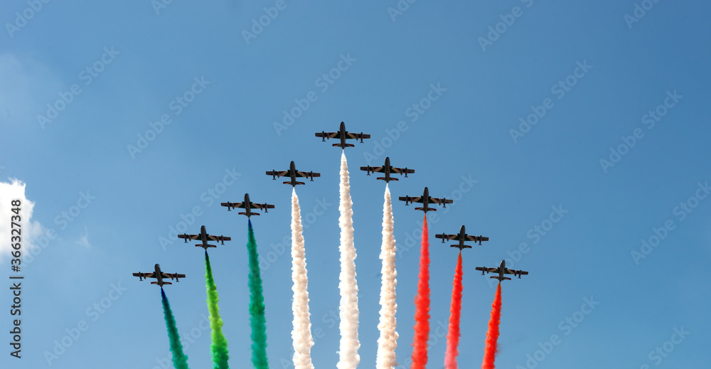 Frecce tricolore acrobatiche della aeronautica italiana  - obrazy, fototapety, plakaty 