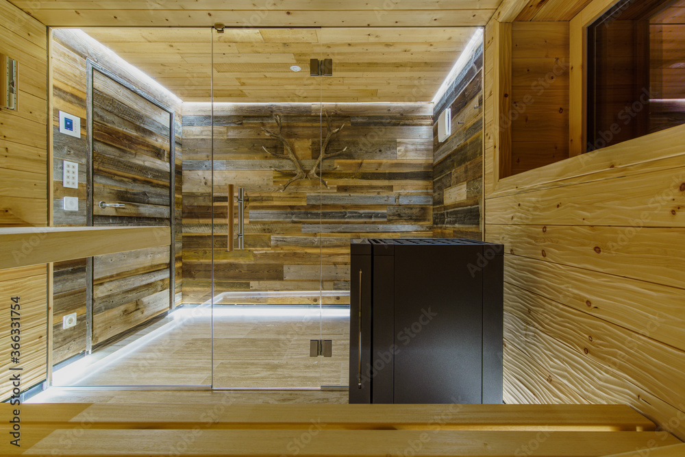 Moderne Sauna in geschroppter Zirbe mit Alttholz-Vorraum, Glasfront und kubischem Saunaofen Moderne Sauna in geschroppter Zirbe mit Alttholz-Vorraum, Glasfront und kubischem Saunaofen