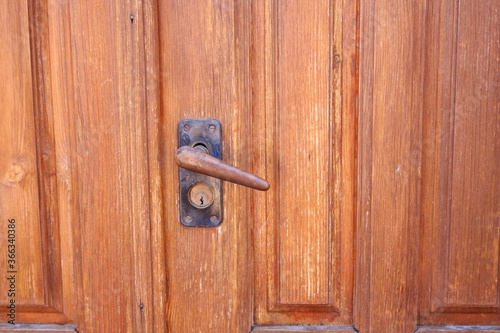 Manillar viejo en puerta de madera