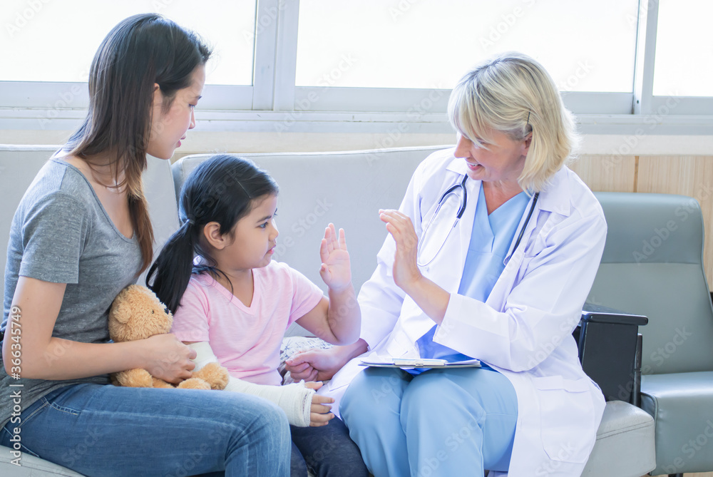 Fototapeta premium Asian family consult with doctor at hospital