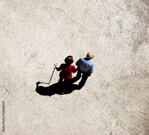 pareja de ancianos caminando photo