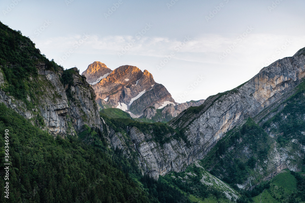 Fototapeta premium Lago di montagna seealpsee Svizzera. 