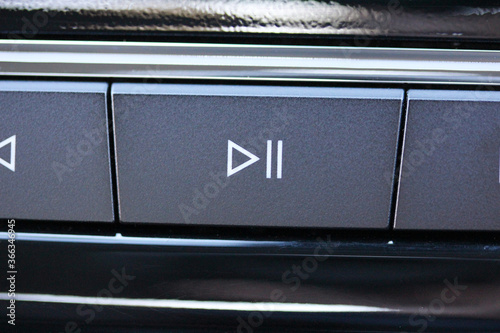 Play / Pause button in modern vehicle