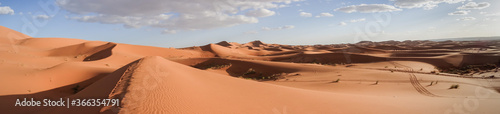 Panor  mica de las dunas del desierto de Merzouga en Marruecos