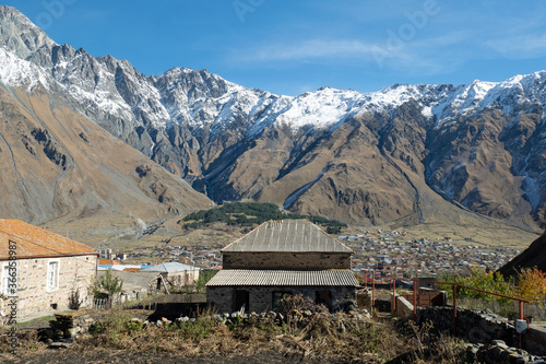 Blick auf Haus und Stepanzminda (Kazbegi), Großer Kaukasus, Kazbegi-Nationalpark, Georgien photo