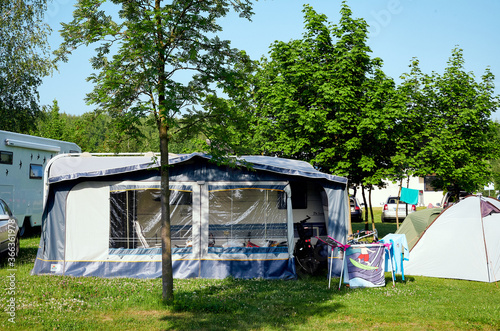 Camping Urlaub mit Wohnwagen und Wohnmobil in Corona Zeit  auf einem schönen Campingplatz mit der Familie © www.push2hit.de
