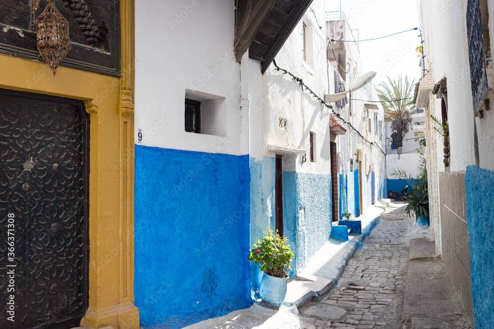 Fototapeta premium blue and white street in morocco