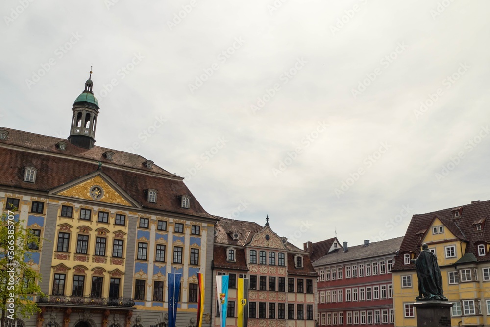 Fototapeta premium Rathausplatz Coburg mit Prinzenskulptur